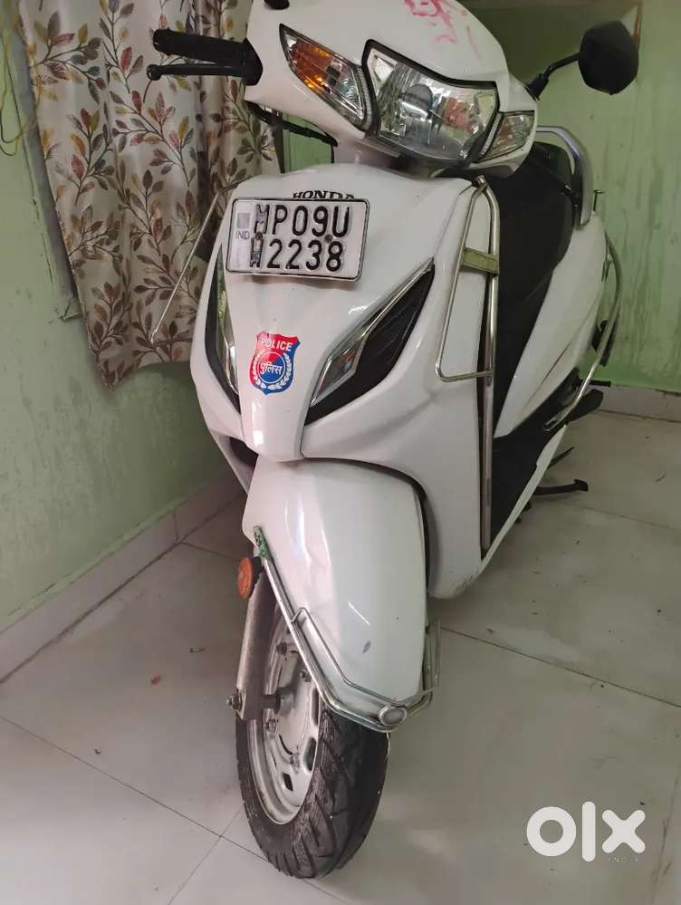 Bechna he gadi khdi rahti he esliye ..