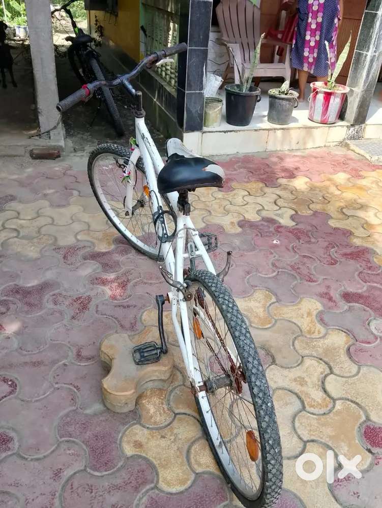 Street thawk children bicycle in white colour