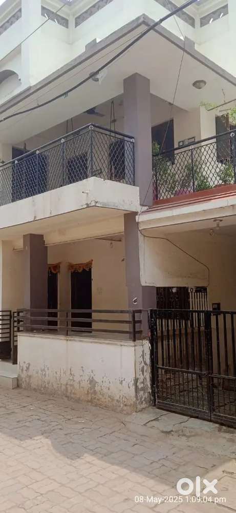 3 floor house available with full furniture