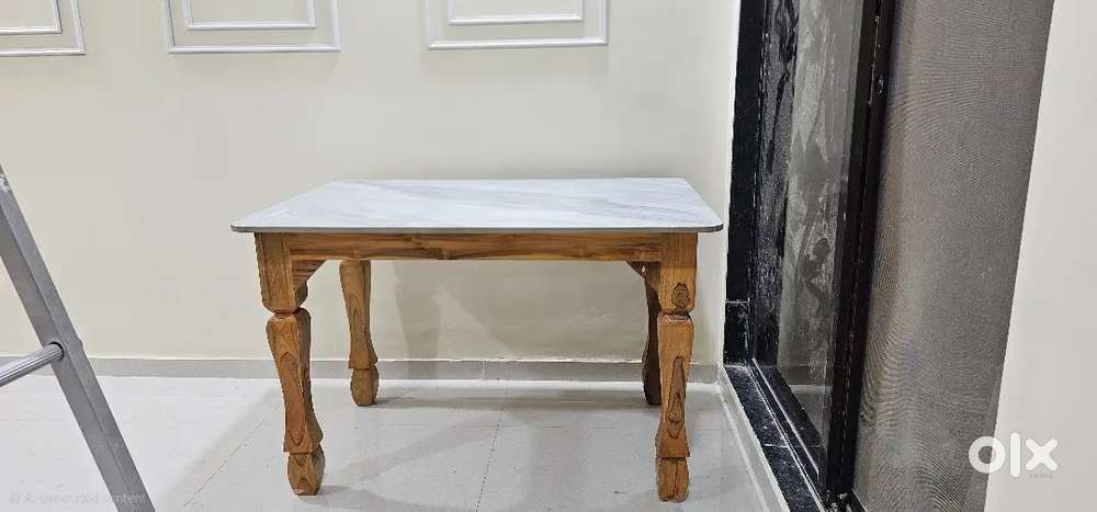 Dining table (BRAND NEW)