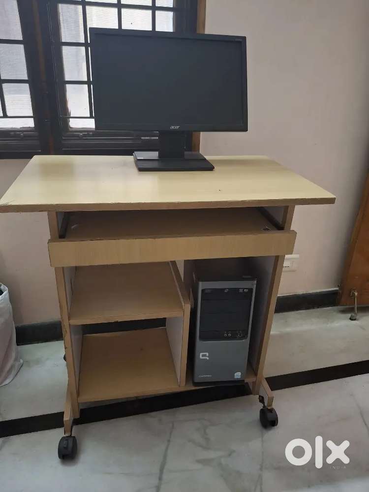 Computer desktop , cpu with table