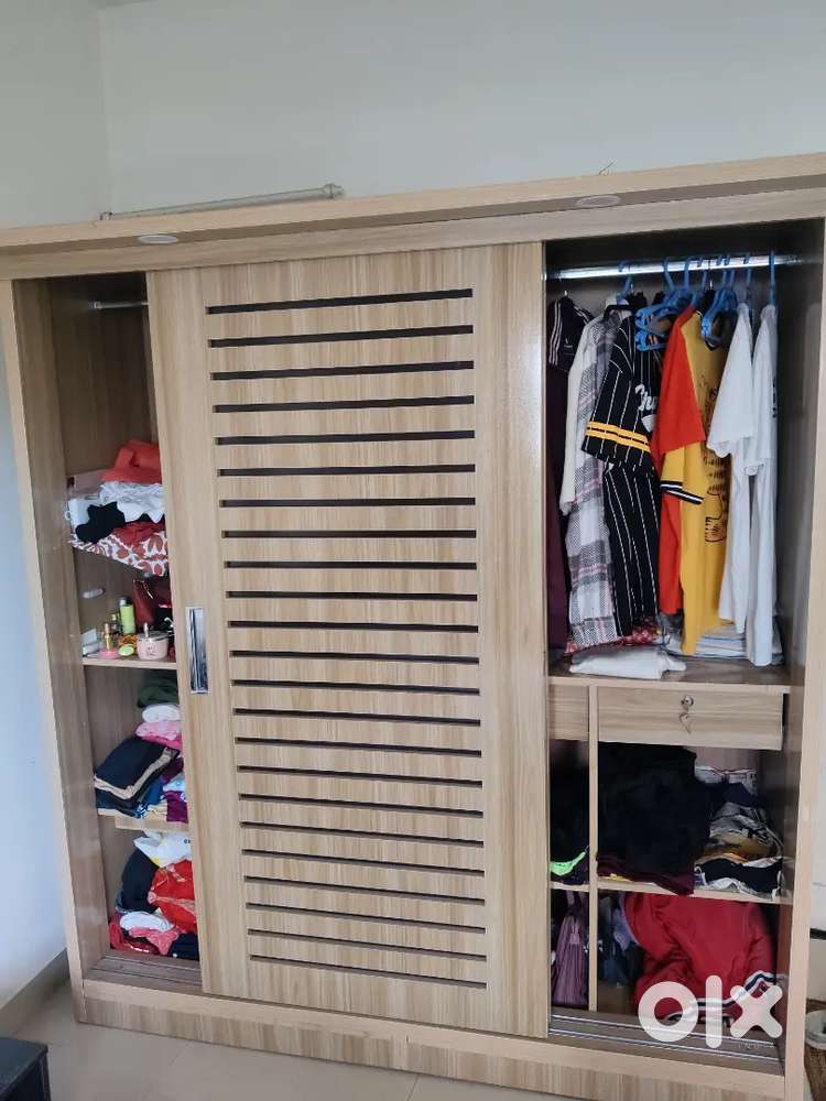 Sliding Wadrobe With Mirror