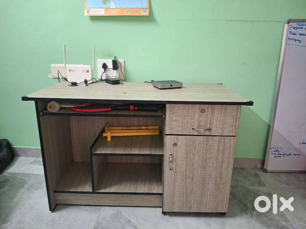 Computer office table new 1 year