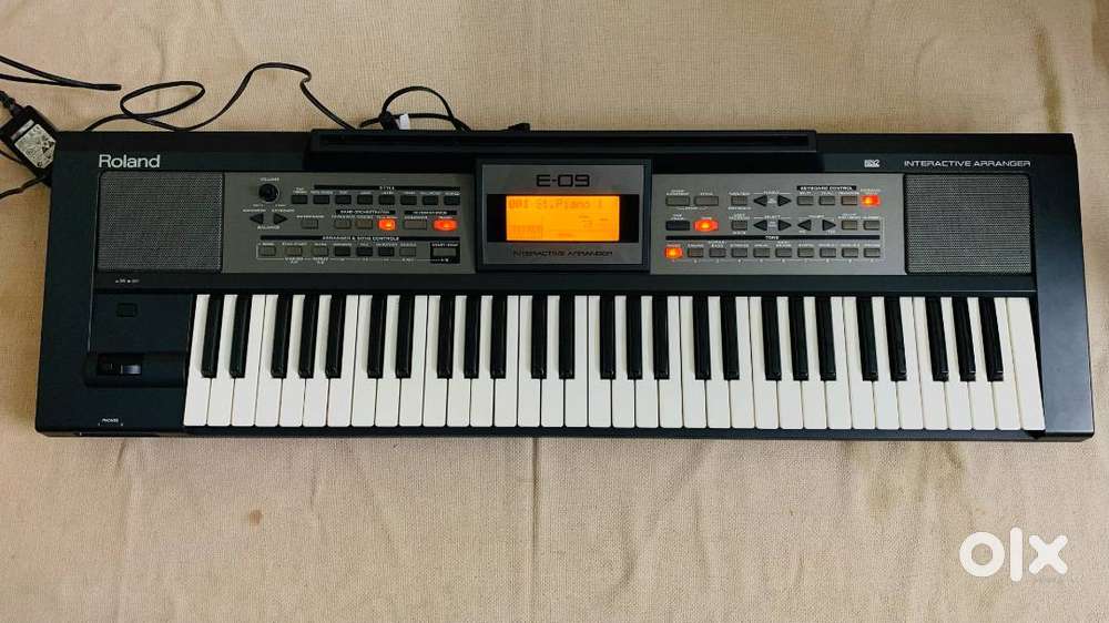 Roland E-09 Synthesizer is in excellent condition with stand