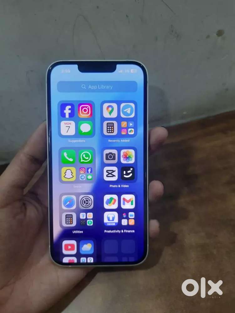 Selling my 5 month used model iphone 13