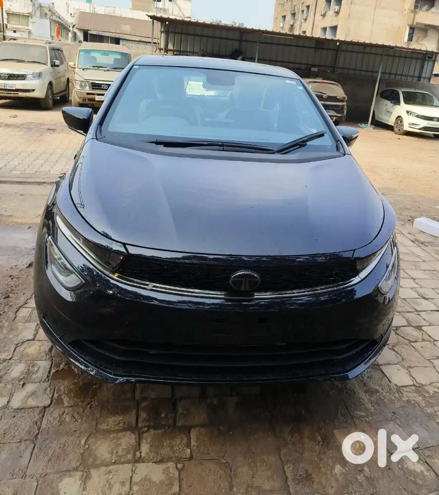 Tata altroz show room condition car .dark edition