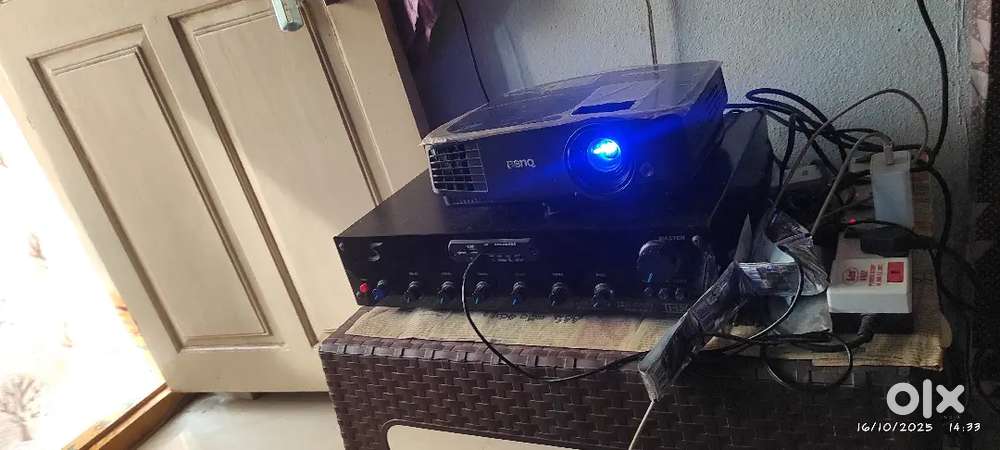 Projector, benQ, good working, discount also available