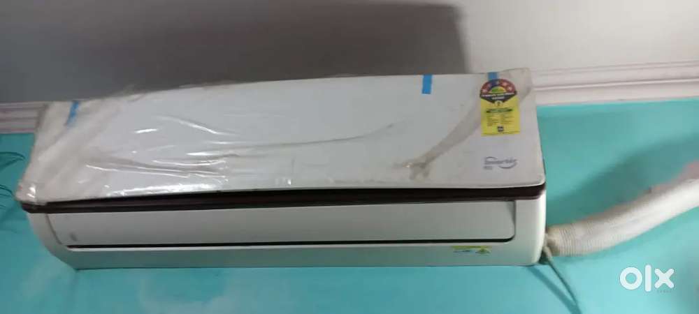 2 ton tata voltas split AC 2.5 year old inverter AC