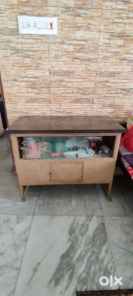 Shocase Table with Locker