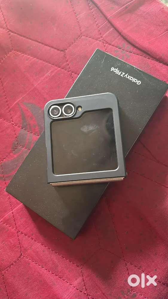 Samsung zflip6 12+256 bill box available one year old with out scratch