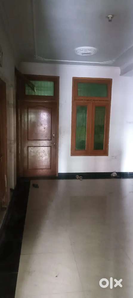 Room available hai only for girls ya family ke liye