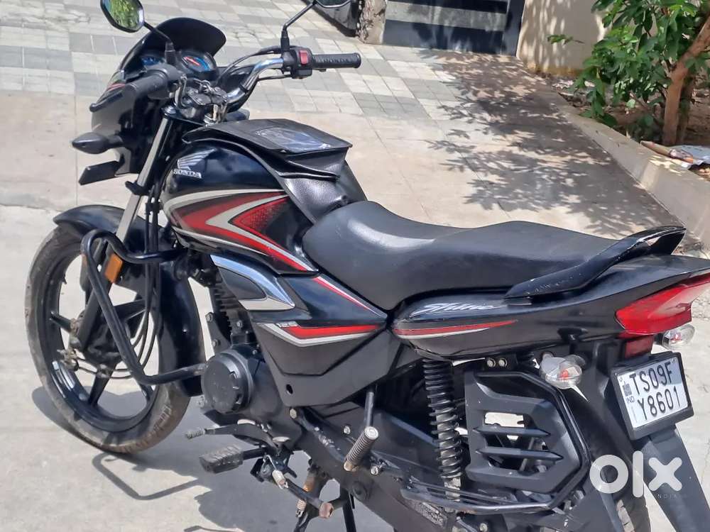 Honda cb shine black (.and fz black colour )