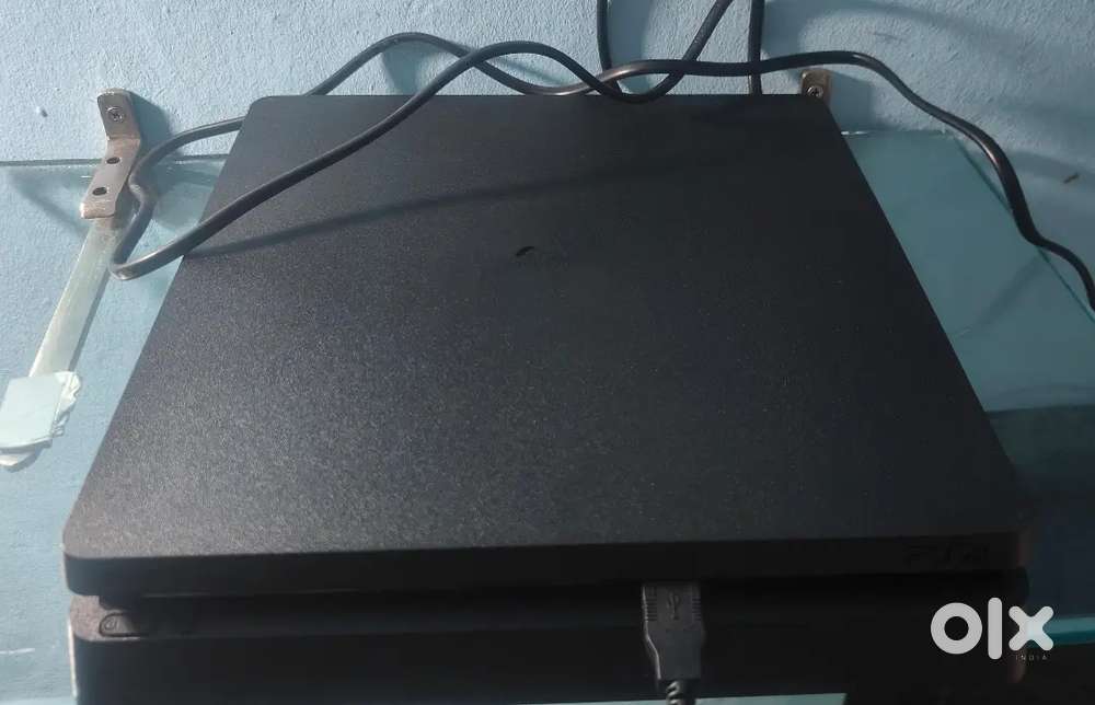 PS4 slim 1tb new use 2 time