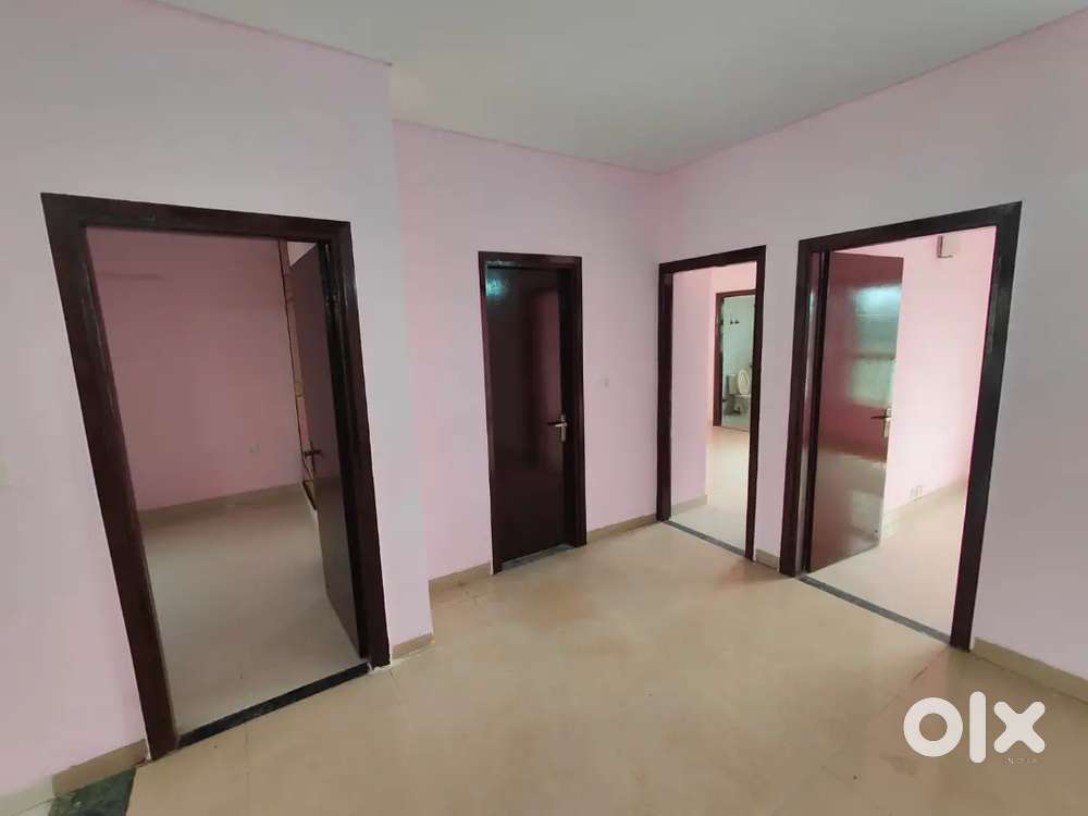 250 GAJ SECOND FLOOR READY TO MOVE WITH ROOF RIGHTS IN GATED SOCIETY