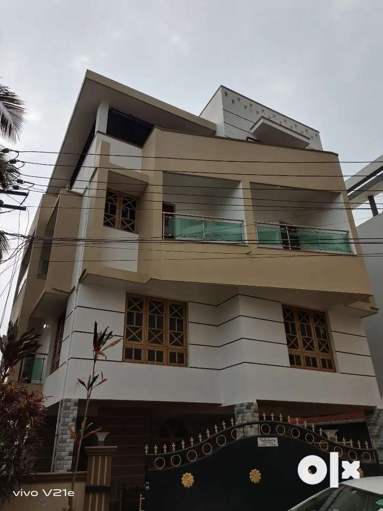Sale 5 cents land with 3000 sqft 6 bhk new un used independent house