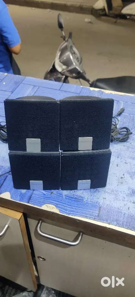 Creative speakers sat of 4