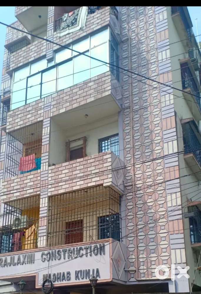 A flat with separate guarage is on sell near Sulipukur, Jhapantala