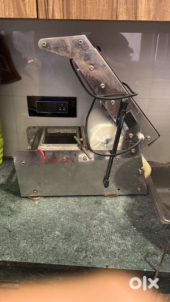 Plastic food container packing machine
