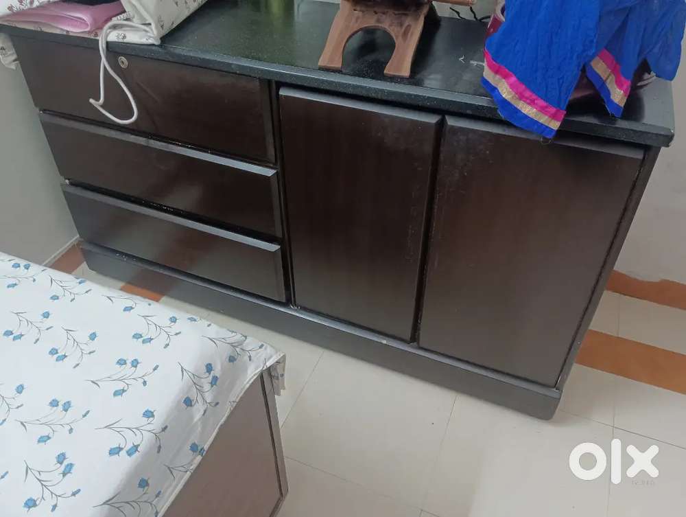 Good condition table with drows