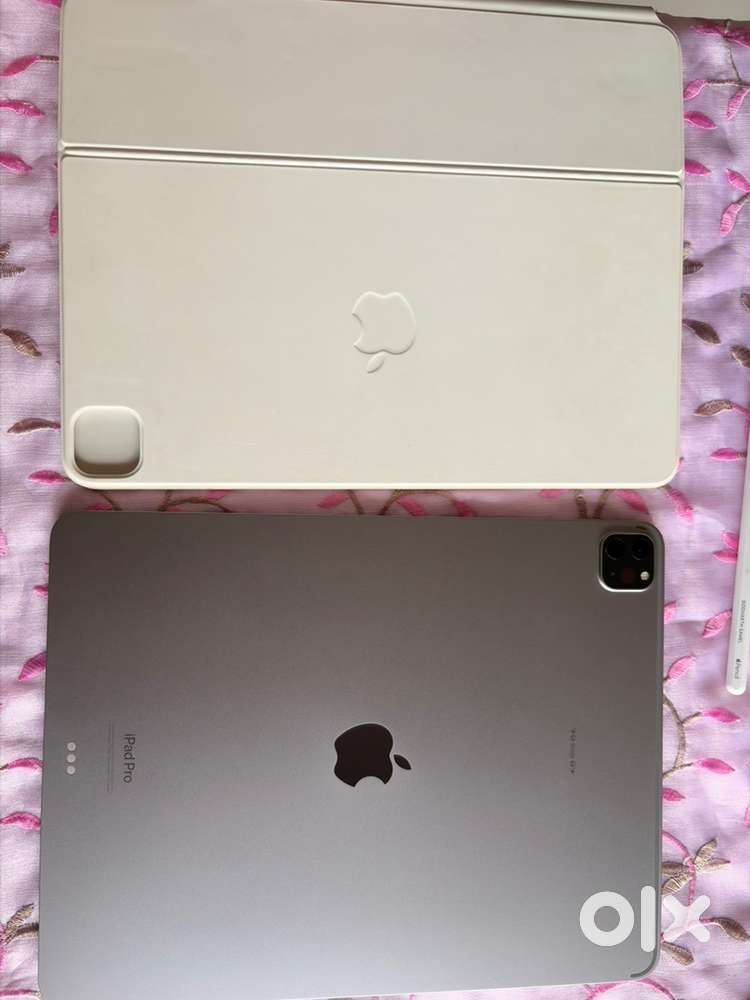 iPad Pro 12.9 M2 256GB WIFI with Apple Pencil and Magic Keyboard