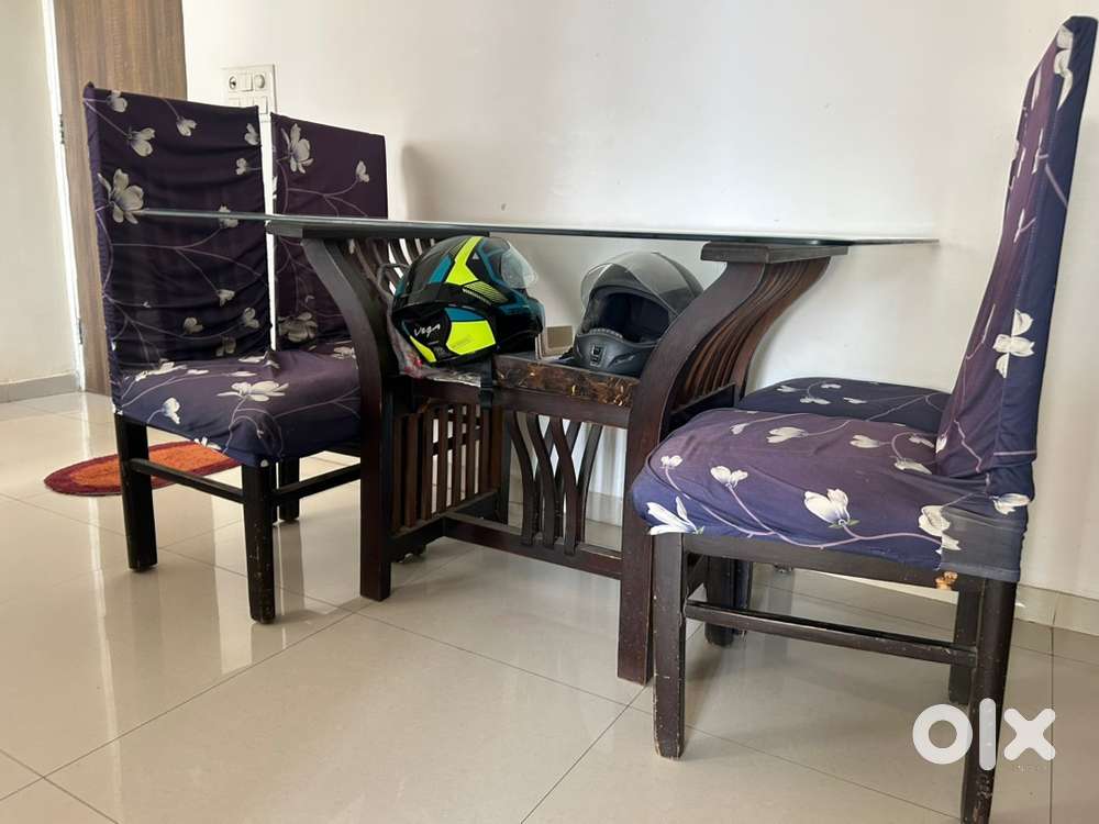 Wooden dining table in very good condition