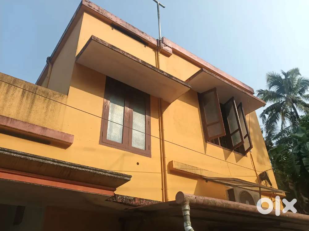 One bhk first floor  house for rent only batchellers