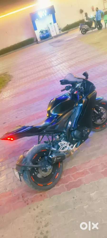 R15 V4 full black colour up12 B 26#6