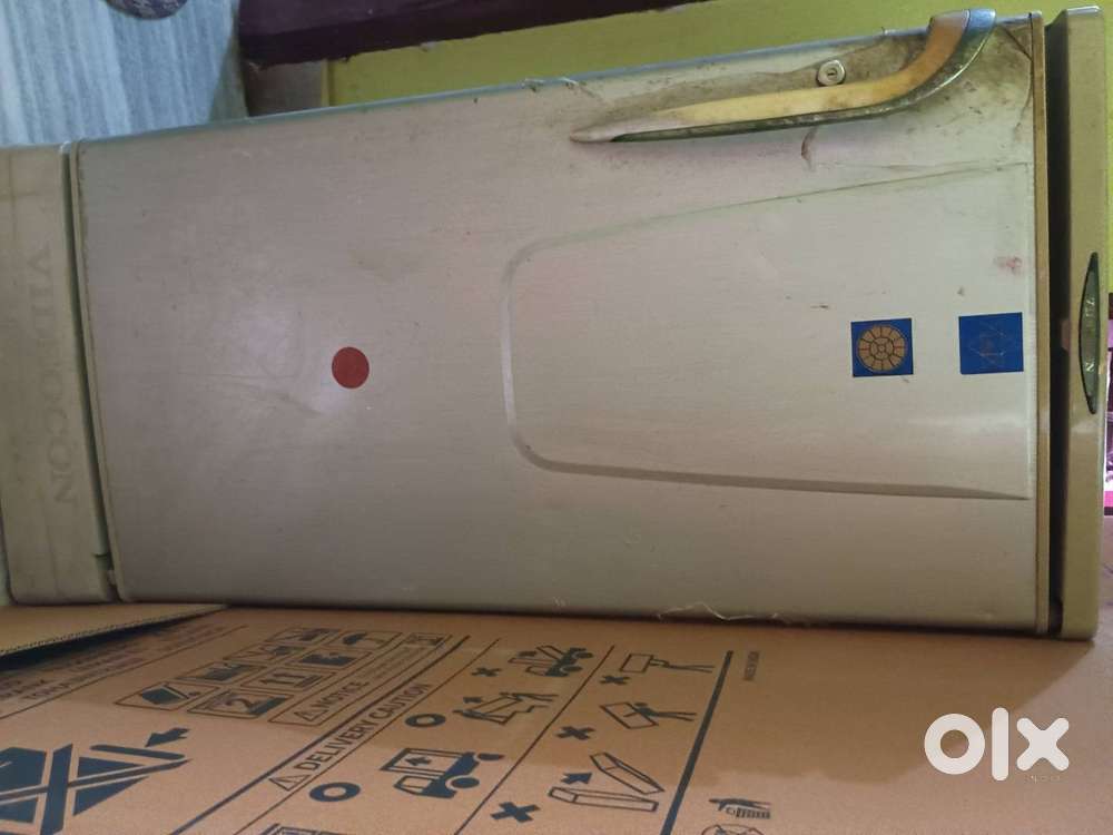Video con old fridge