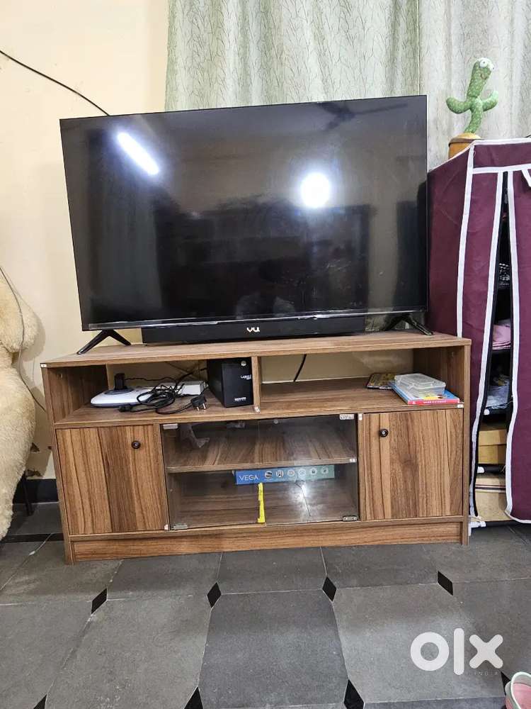 TV 50 inch + Table -great price