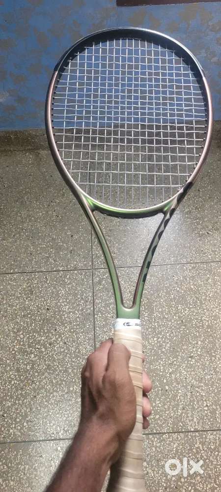 Wilson Blade 98 18x20 v8 tennis racket