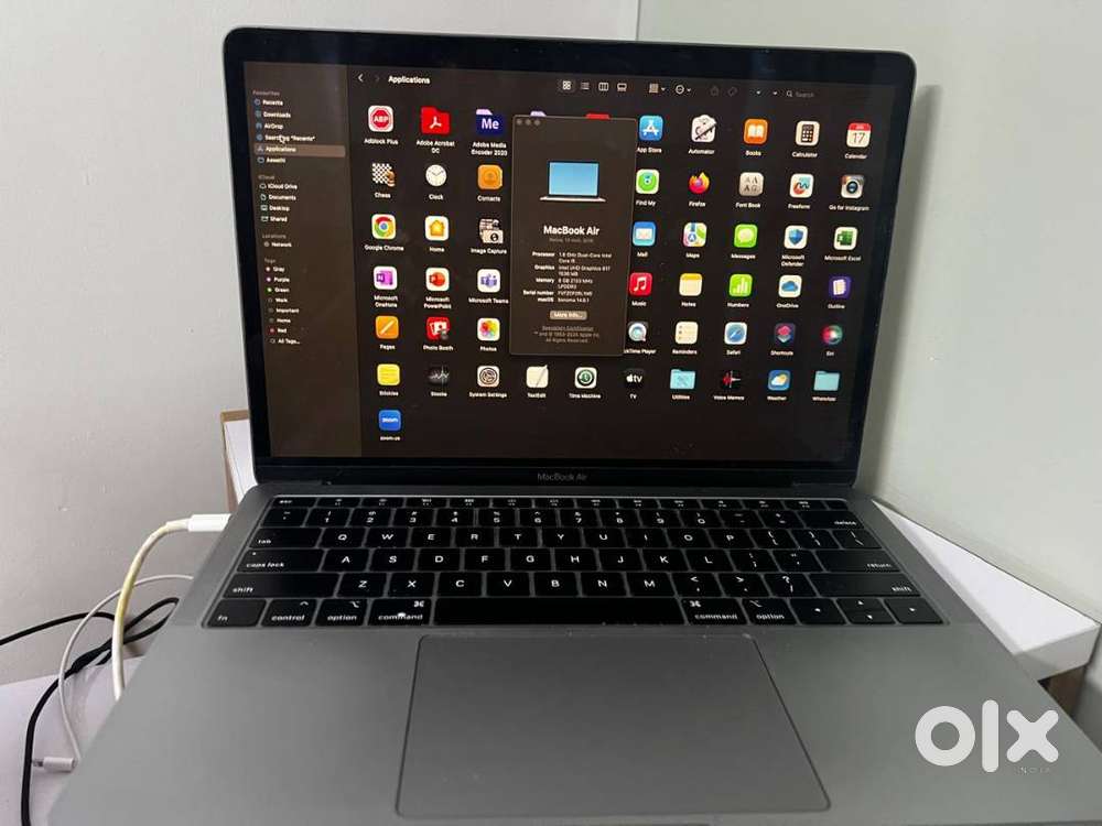 Apple Macbook Air+ Airpod Pro combo