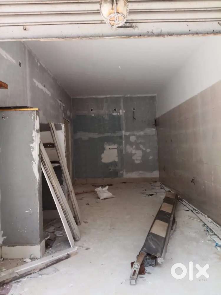 Single shop for lease ( Prime Area)