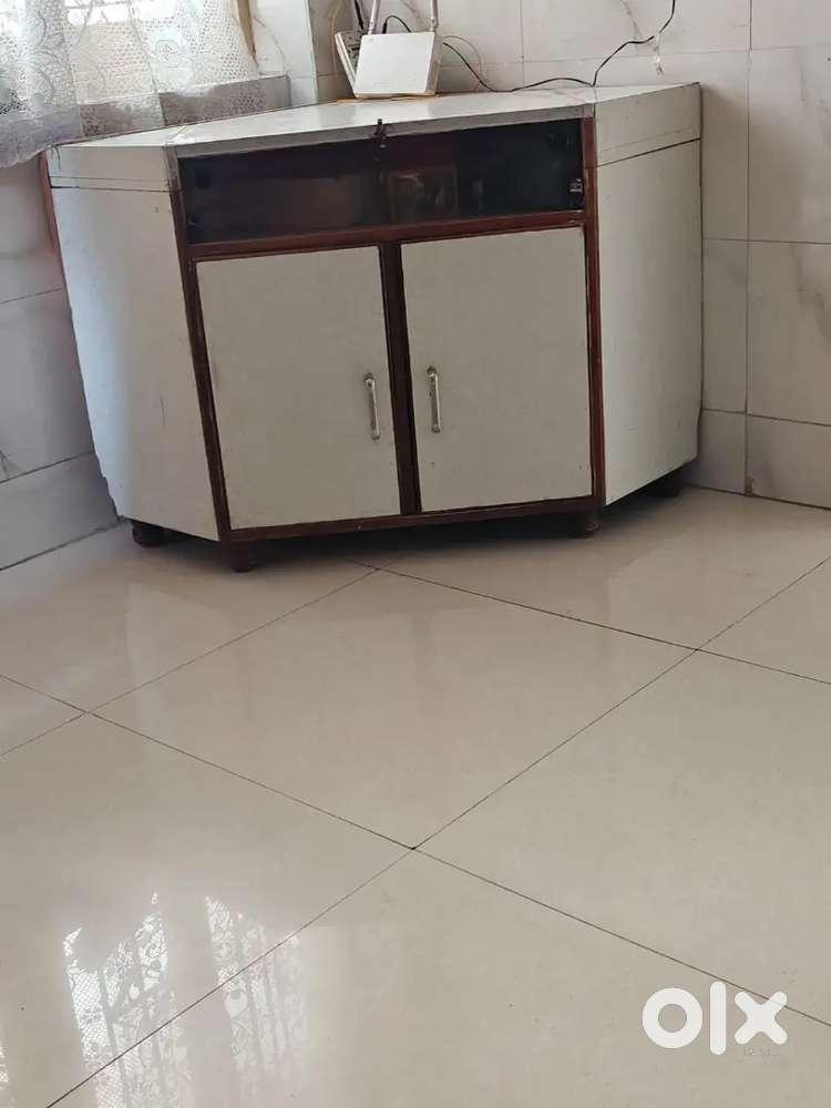 Corner table