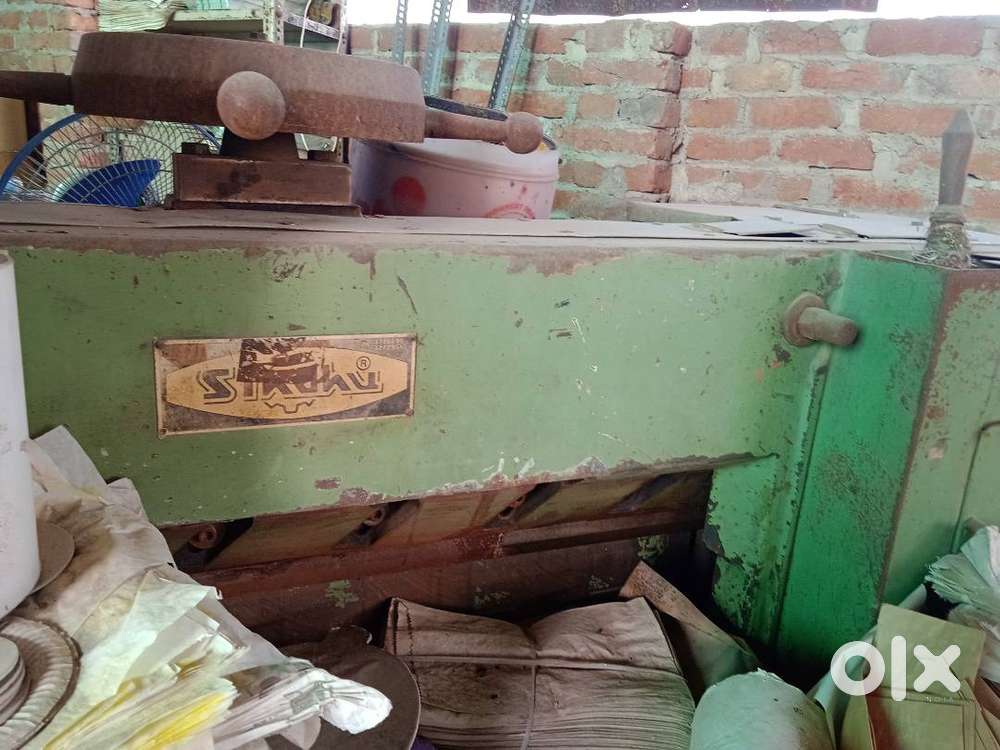 Paper cutting machine