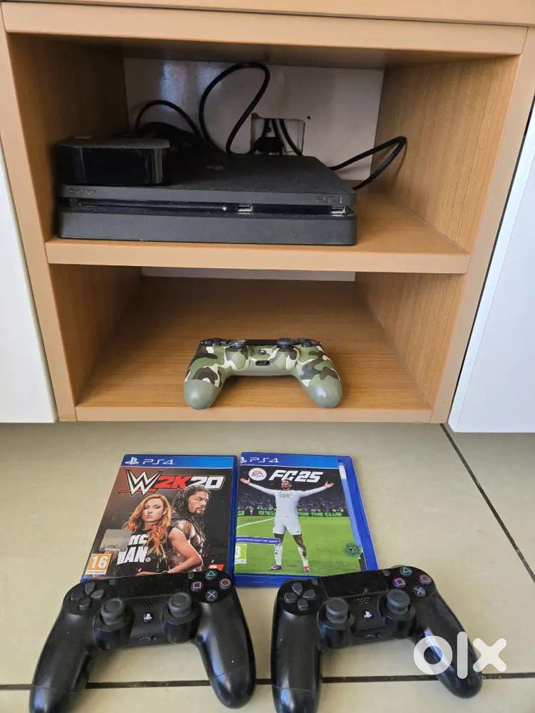 PS4 witg 3 controllers