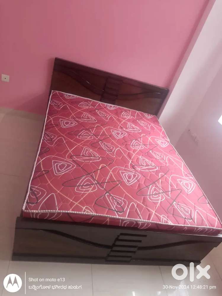 Factory price sale queen size cot with mattress at affordable price