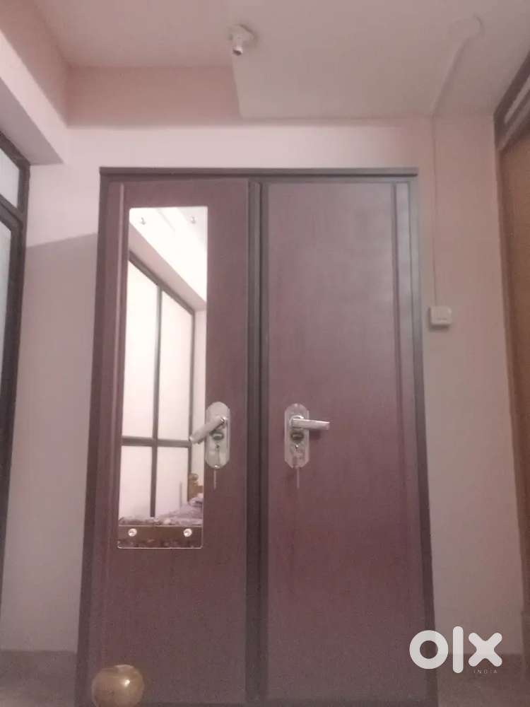 1 female roomate required (student)