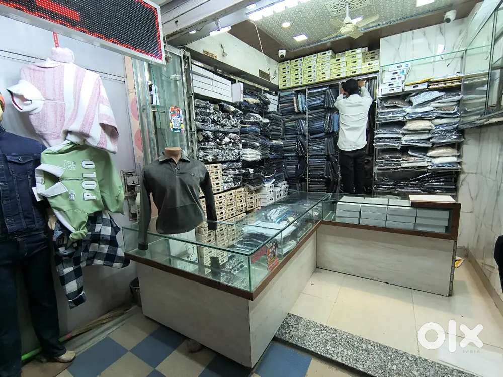 इंदिरा मार्केट कपड़े की दुकान पर काम करने हेतु लड़के की आवश्यकता