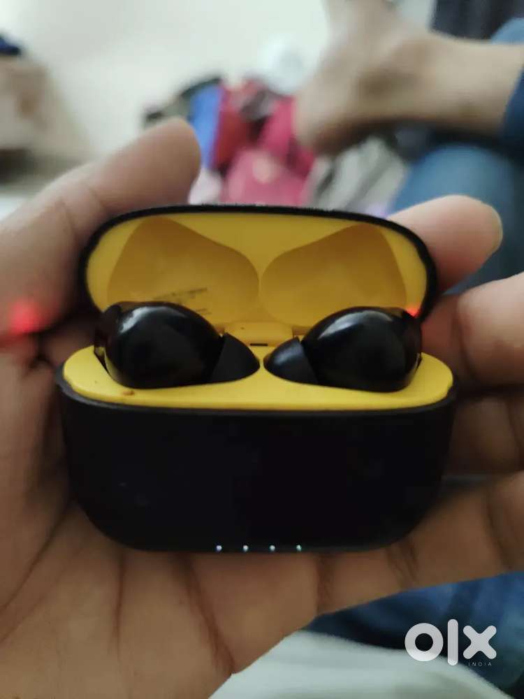 Airbads 300.ok candesan battery bachap 2 din 3 din chal jata hai ////