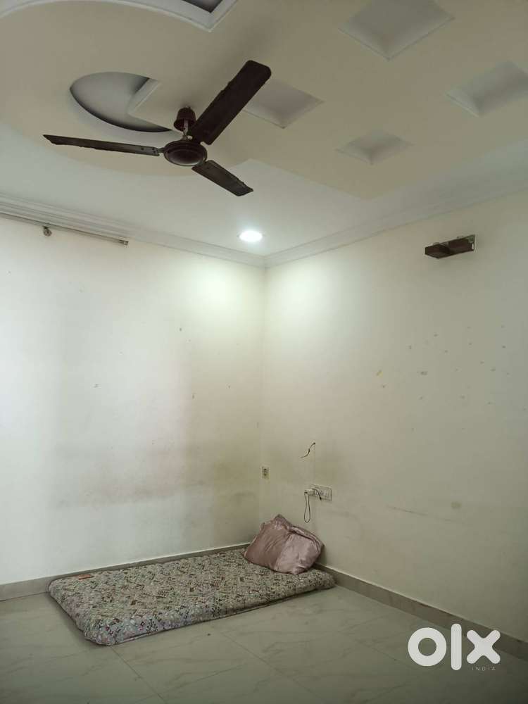 1BHK room available for rent for girl.Urgent (FEMALE) roommate needed.