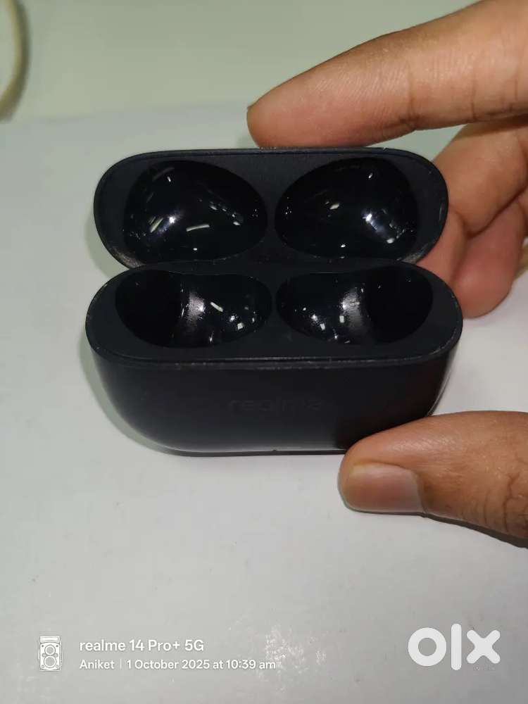 Realme AirPods T310 (Single Right Side) – 1 Year Used, Bill & Box