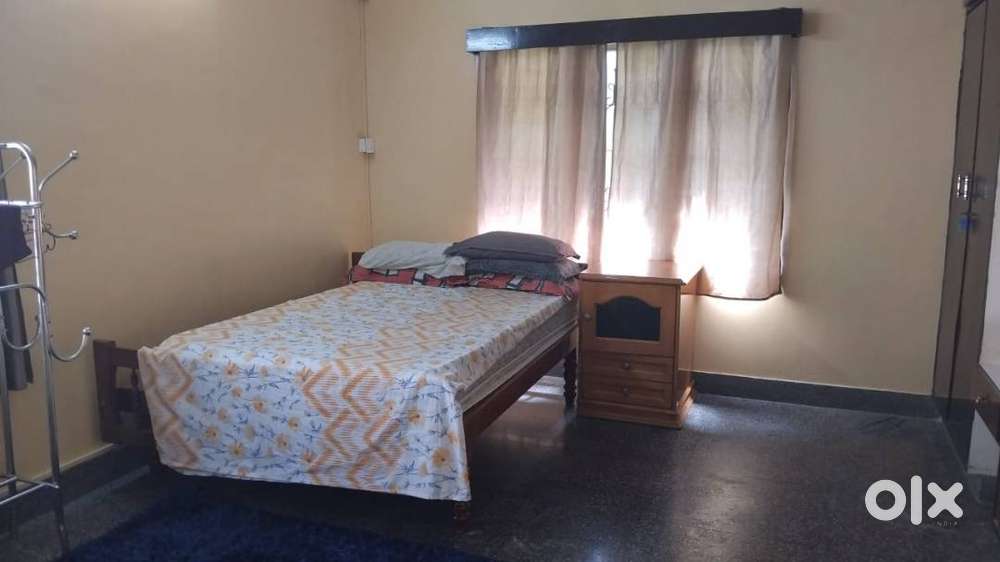 2 BHK FURNISHED 1ST FLOOR FOR FAMILY / WORKING LADIES. CAR PARKING