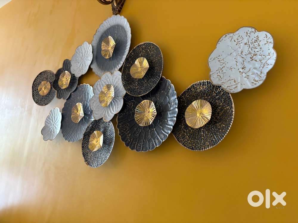 Metal wall art in excellent condition