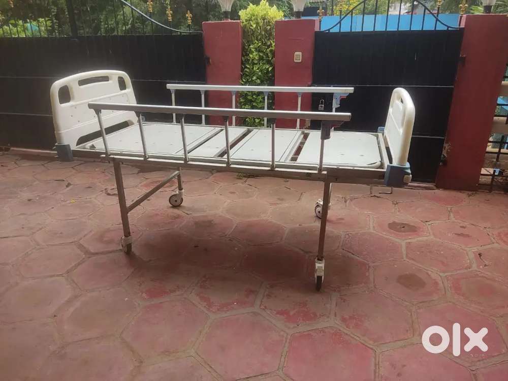 Hospital rolling bed