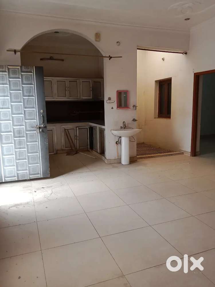 2bhk house avl family girls SBI colony rrbank Aliganj