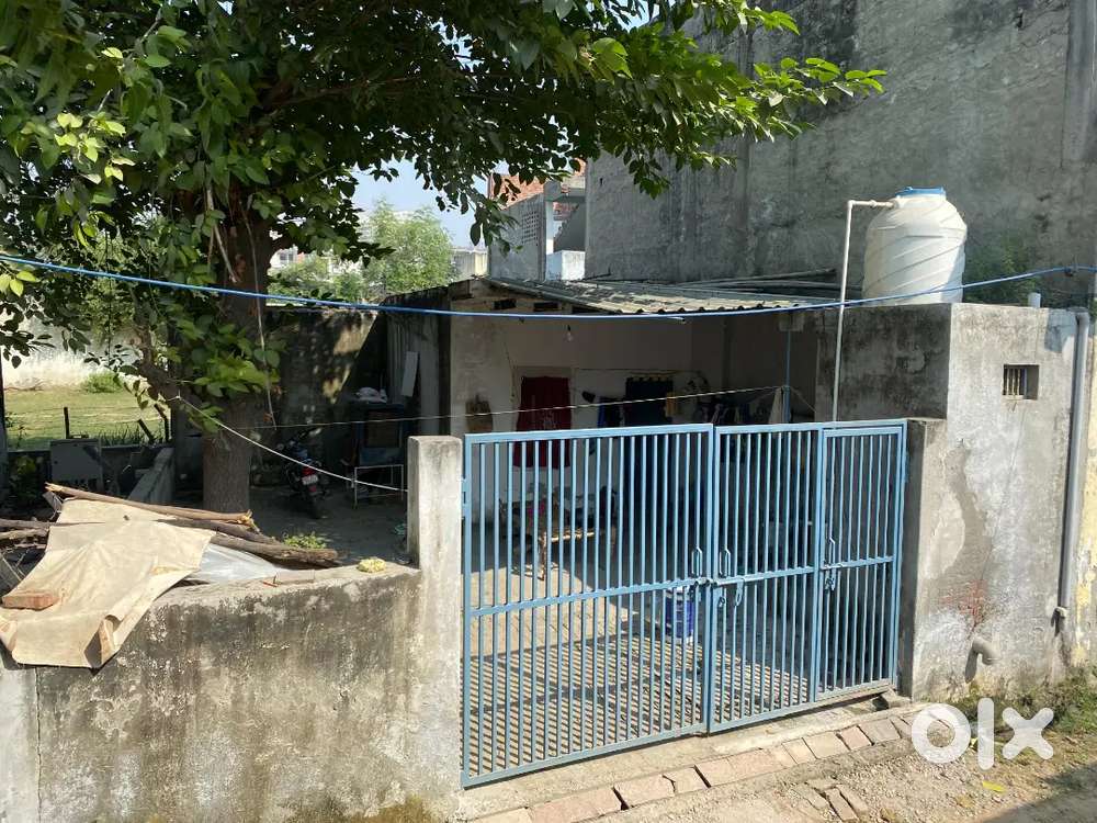 85Gaj plot on road Aimnabad