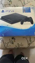 NEW CONDITION PS4 SLIM 500GB with Og Box 2 controllers & 5 games.