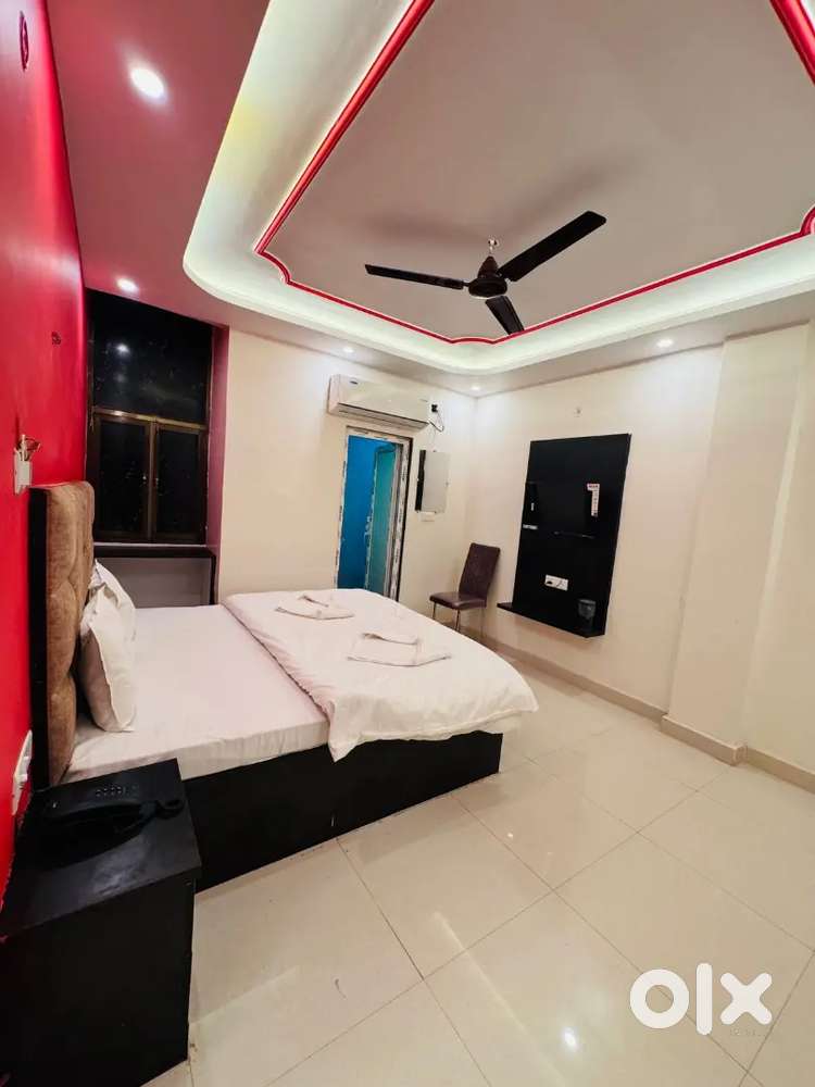 Hotel available in goduliya varanasi