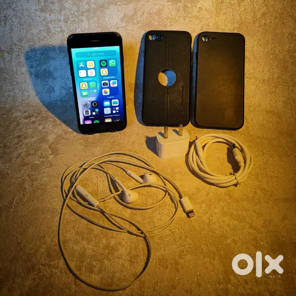 iPhone SE – 64GB Black  With Accessories