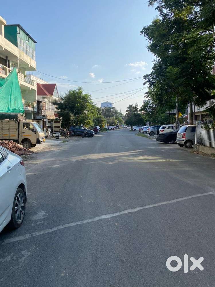 this is 1500 sqft independent building space for rent